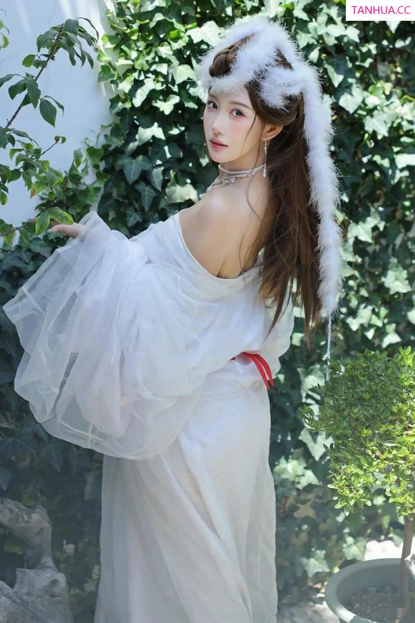   [XiuRen]高清写真图 2025.10.09 No.10843 金允希Yuki 低胸长裙第40张图片